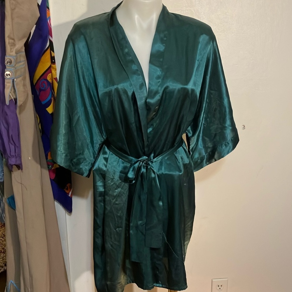 Frederick’s of Hollywood silky wrap robe 1/2 sleeve M